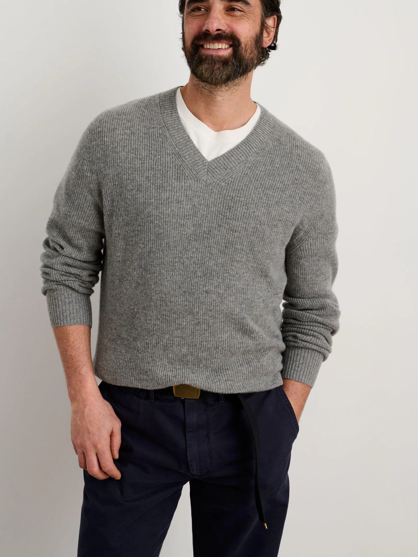 Alex Mill - V-Neck Sweater in Lightweight Cashmere in Heather Grey