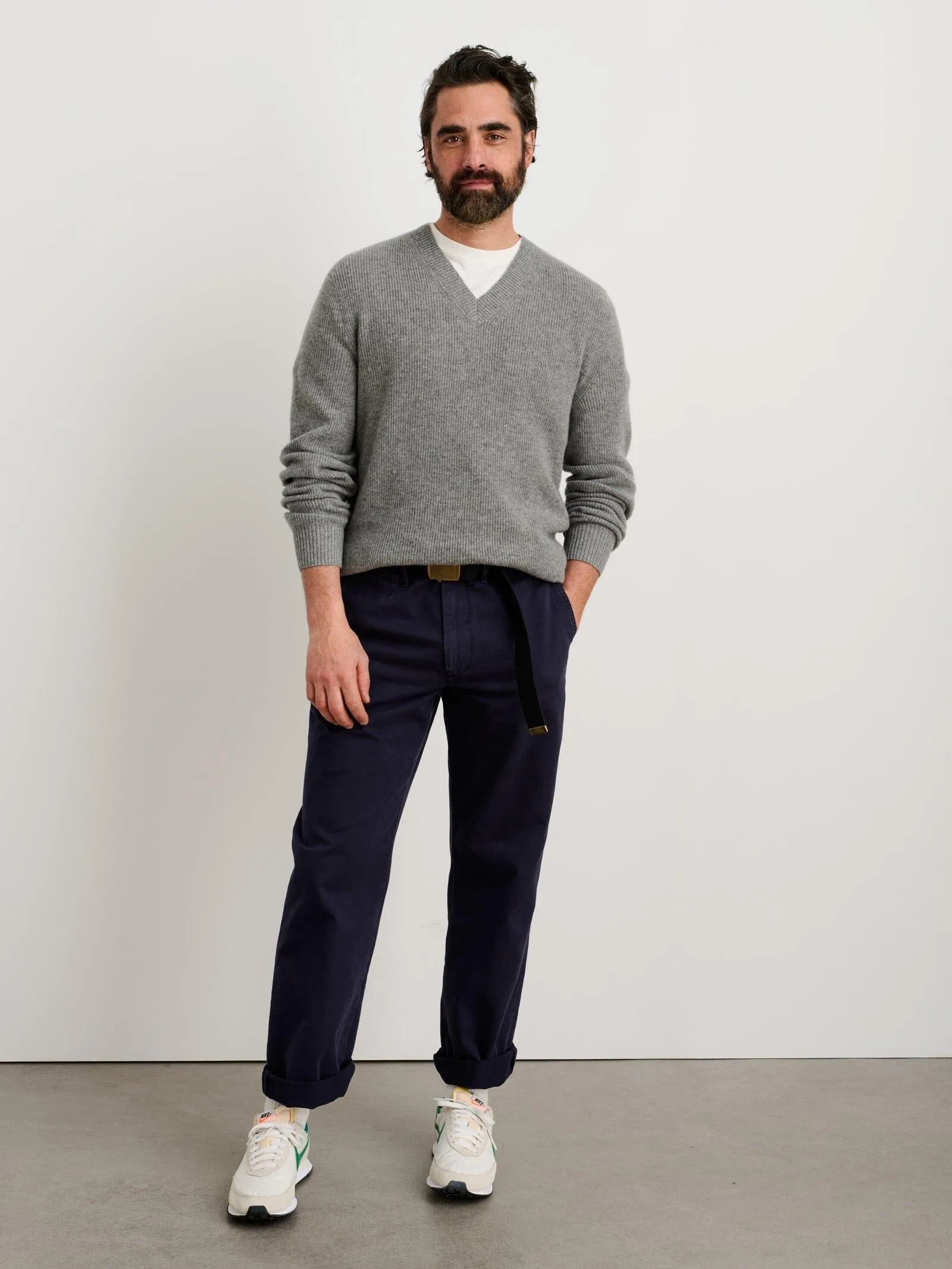 Alex Mill - V-Neck Sweater in Lightweight Cashmere in Heather Grey