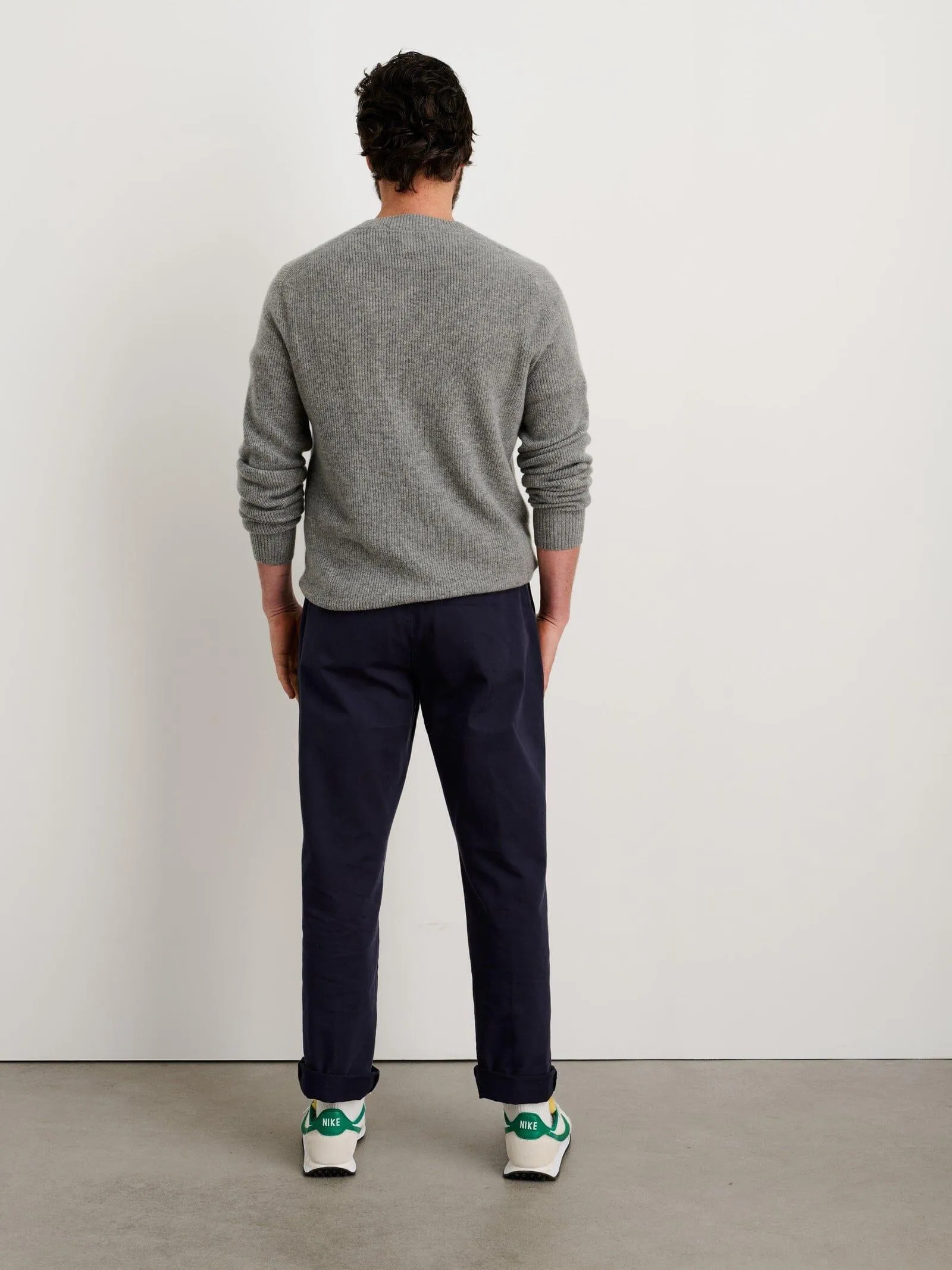 Alex Mill - V-Neck Sweater in Lightweight Cashmere in Heather Grey