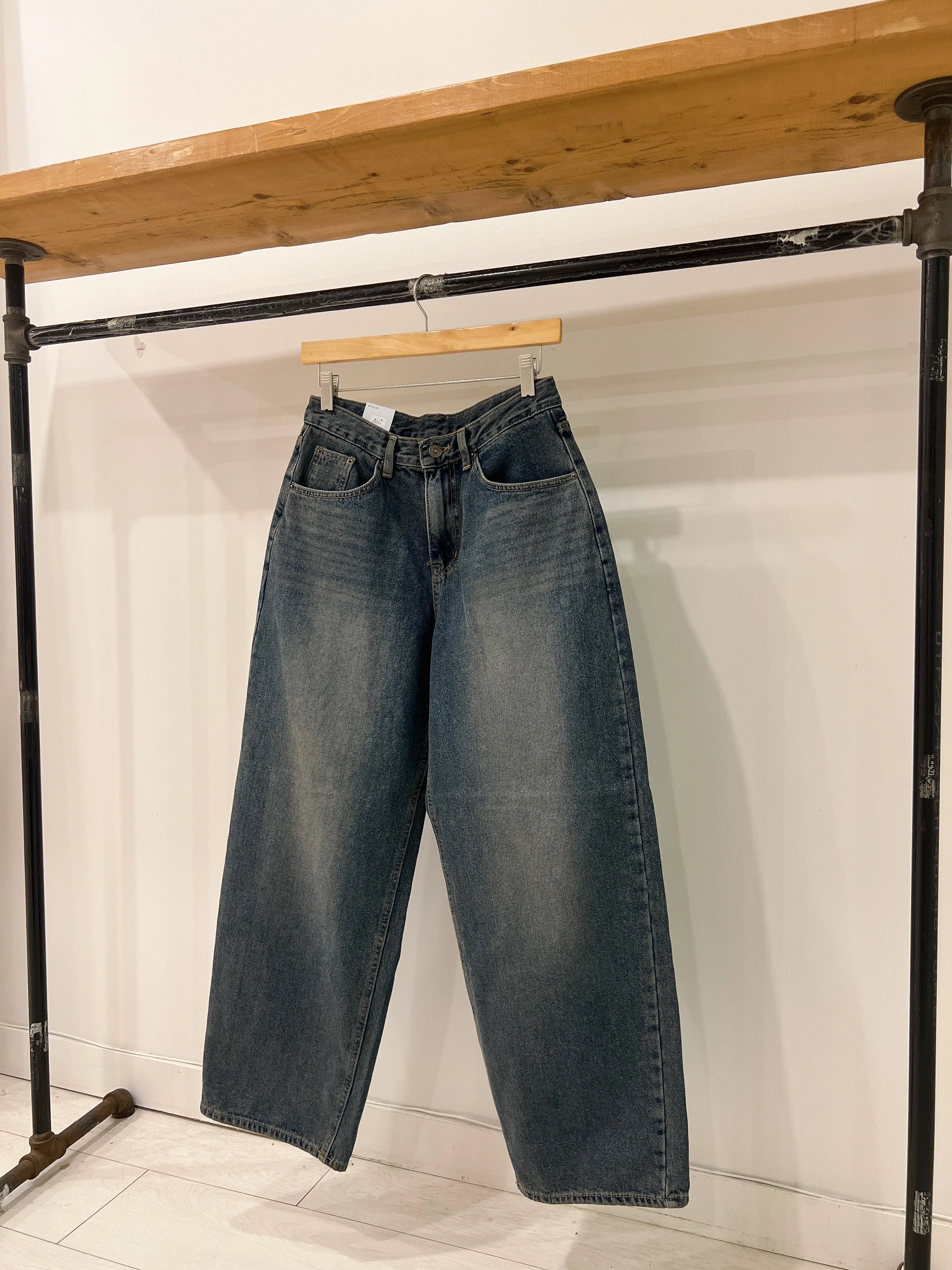 DANGO Wide legged jeans